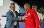 Javier Aguirre durante su visita al entrenamiento de las Chivas.