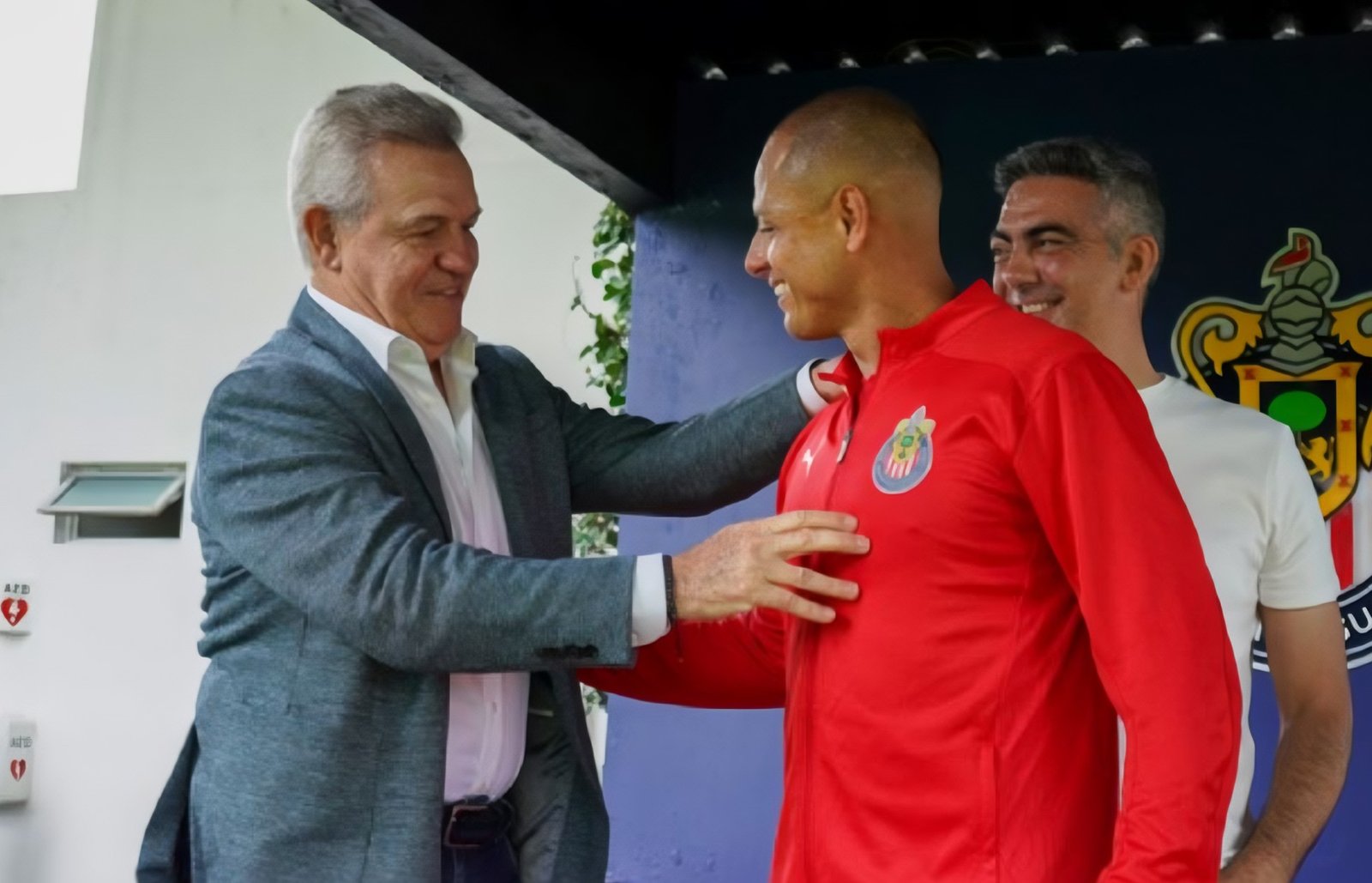 Javier Aguirre durante su visita al entrenamiento de las Chivas.