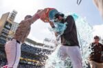 Nick Castellanos es bañado tras el triunfo de Padres sobre Cardinals.