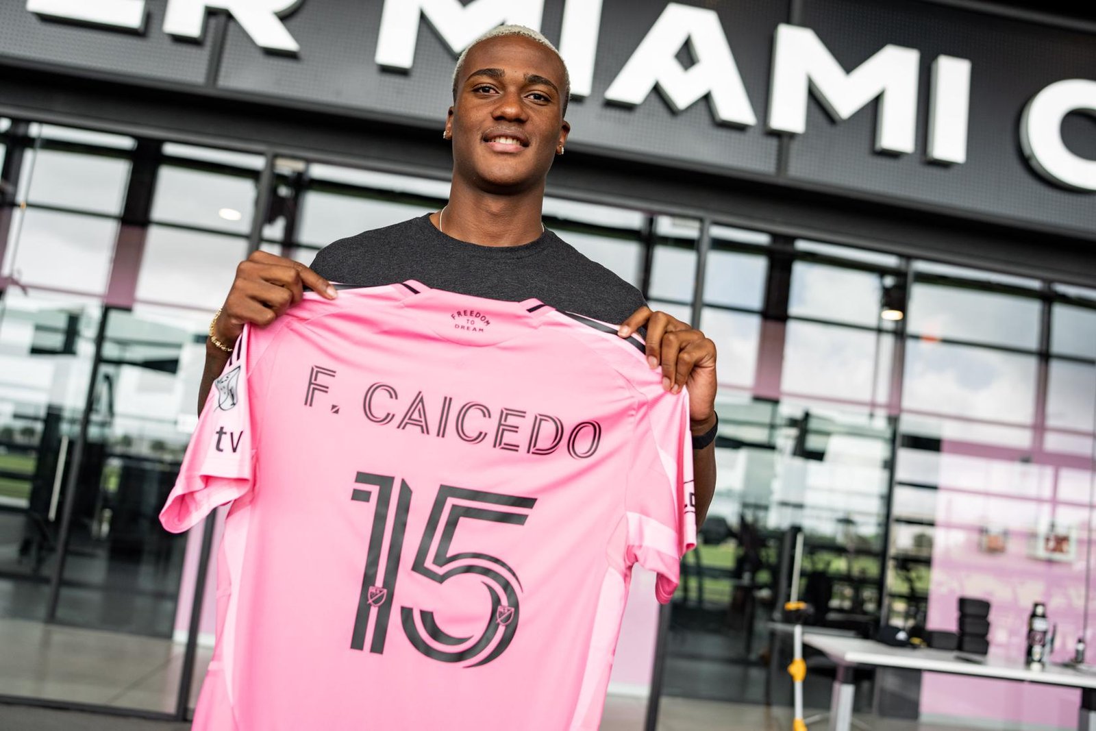 Fricio Caicedo firmó su contrato con Inter Miami.