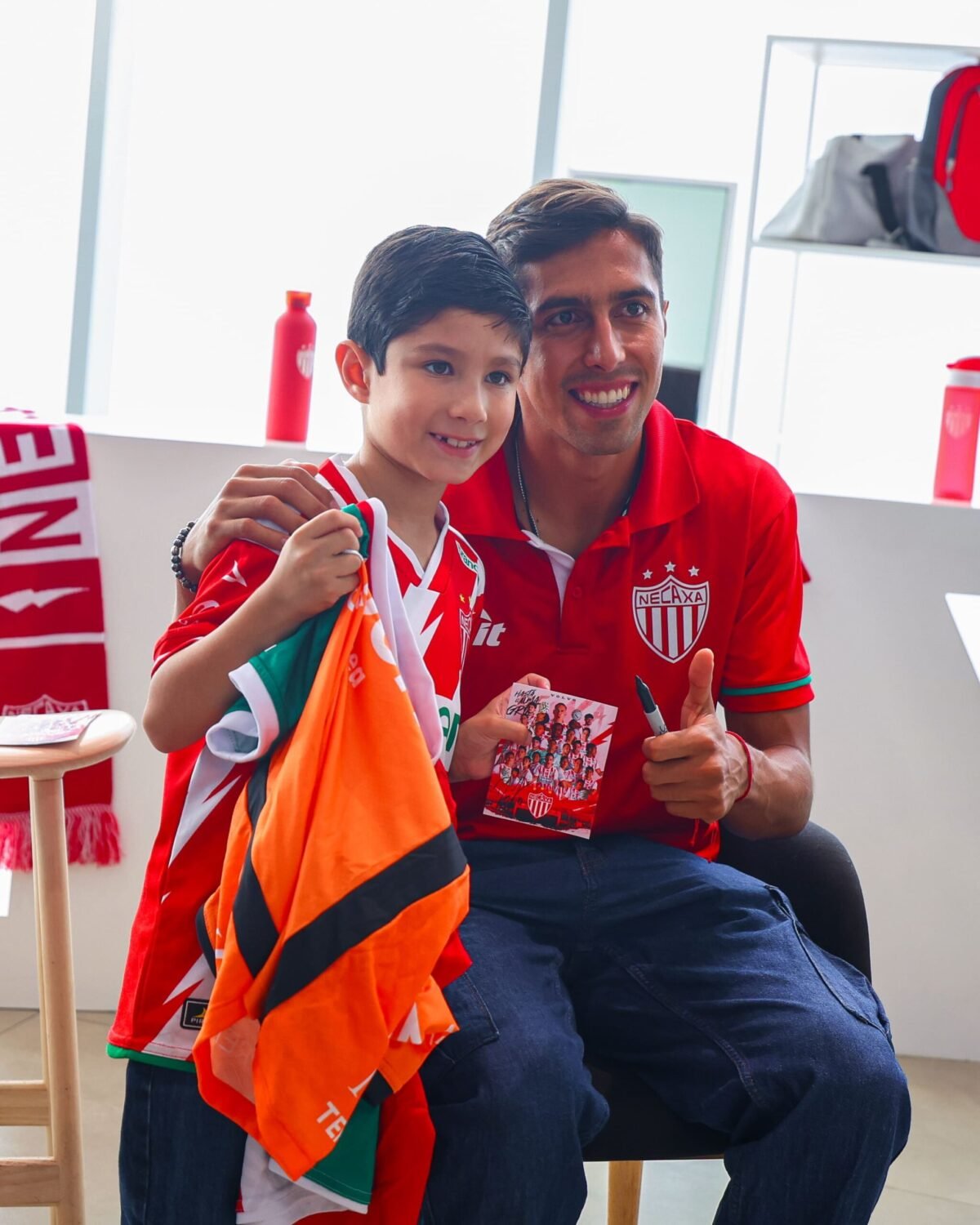 Los jugadores del Necaxa convivieron con la afición previo a su duelo ante Rayados.