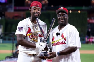 Así celebró Jordan Walker su triunfo en el Home Run Derby de la MLB.