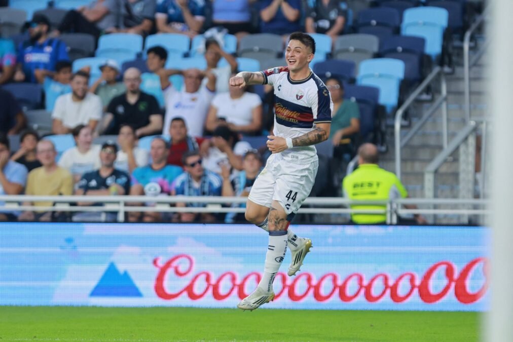 Jugador de Atlante celebra un gol