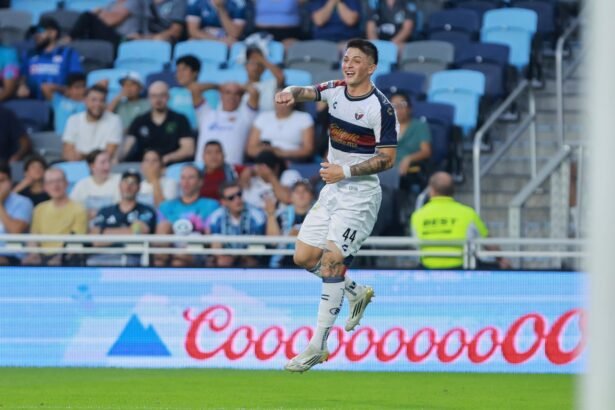 Jugador de Atlante celebra un gol