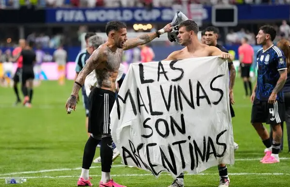 Aficionados y jugadores argentinos con manta alusiva a Malvinas tras la final del Mundial 2026