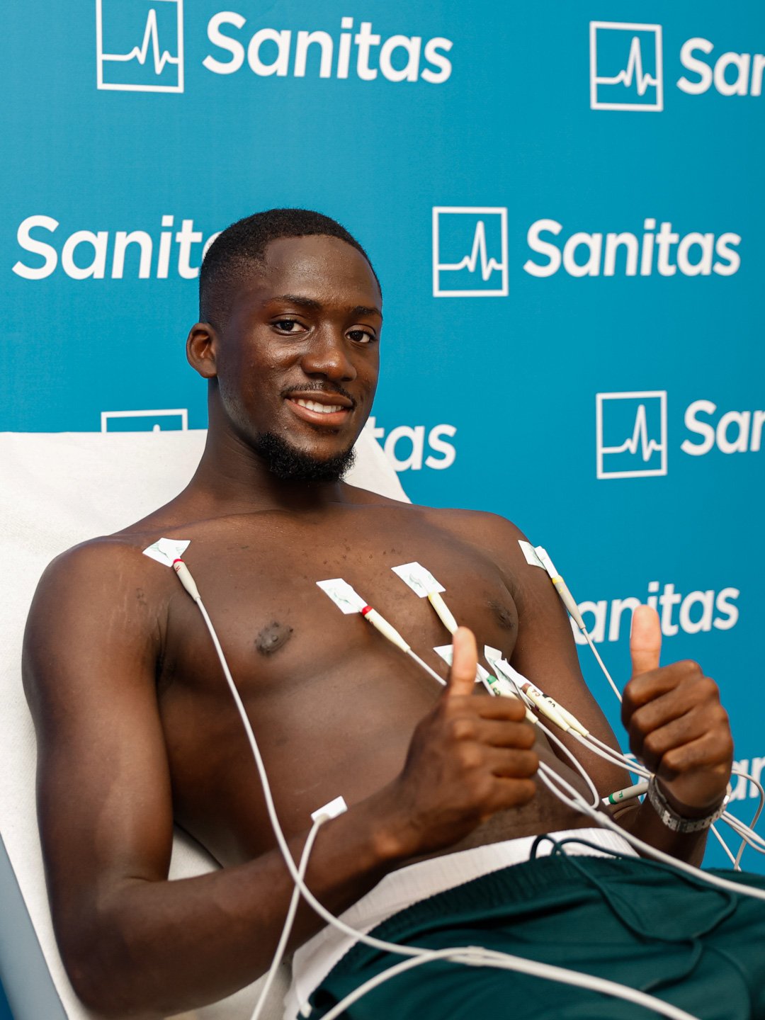 Ibrahima Konaté durante su electrocardiograma en el Hospital Blua Sanitas de Valdebebas