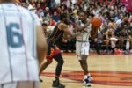 Jugador de Mineros de Zacatecas protege el balon ante El Calor de Cancun