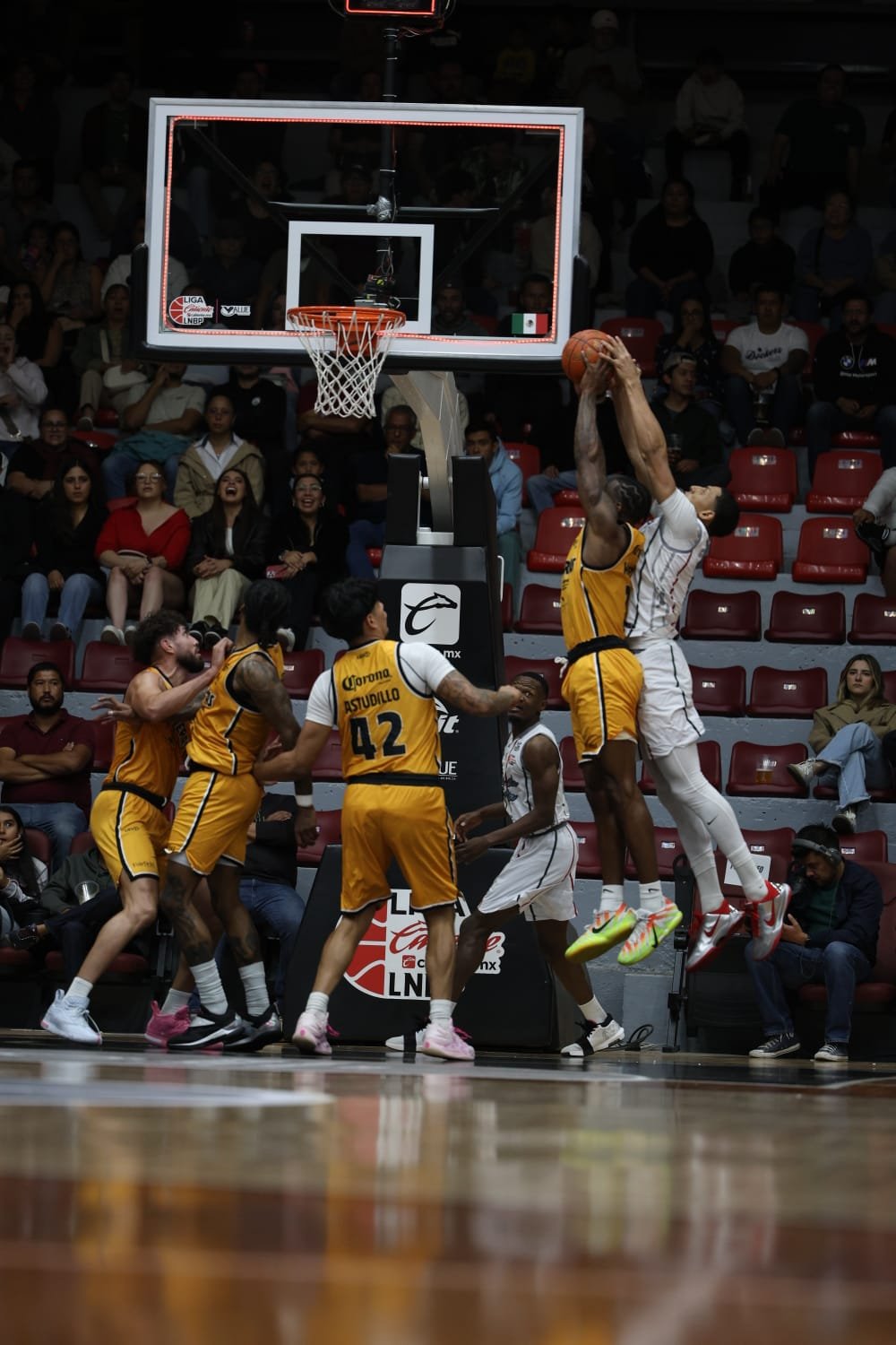 Acción del duelo entre Mineros de Zacatecas y Panteras de Aguascalientes en el Gimnasio Marcelino González