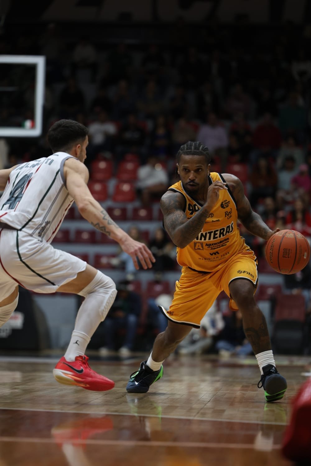 Jugador de Panteras de Aguascalientes conduce el balón ante la defensa de Mineros de Zacatecas