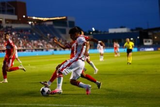 Jugador de Necaxa conduce el balon en el Estadio Victoria