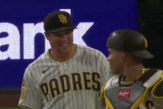 Casey Mize celebra con el catcher de los Padres tras su solida apertura ante Brewers