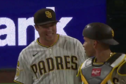 Casey Mize celebra con el catcher de los Padres tras su solida apertura ante Brewers