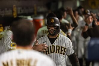 Jugador de los Padres celebra en el dugout durante la goleada a Brewers