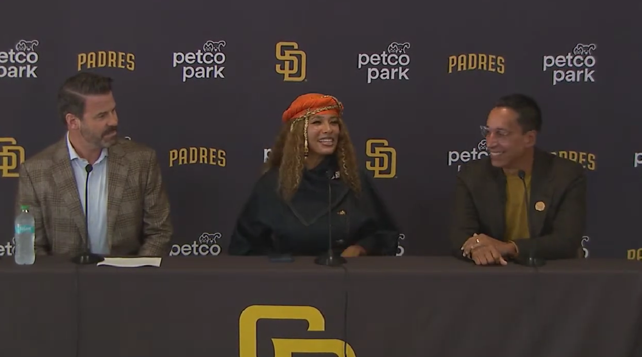 Erik Greupner, Kwanza Jones y José E. Feliciano en la mesa de la conferencia de prensa