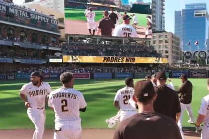 Padres celebran su barrida sobre los Brewers en Petco Park