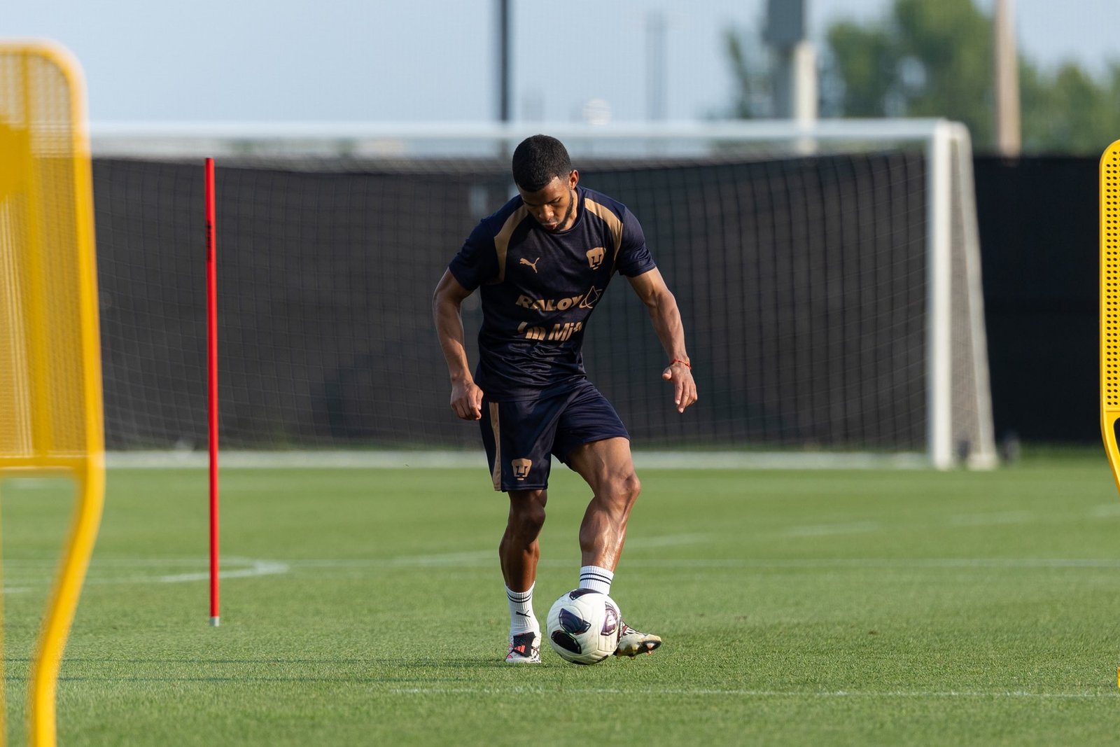 Jugador de Pumas durante el entrenamiento previo a Queretaro
