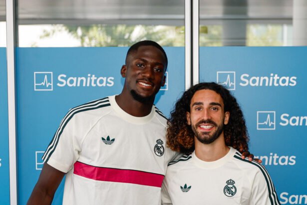 Marc Cucurella e Ibrahima Konate posan con la playera del Real Madrid tras su revision medica en Valdebebas