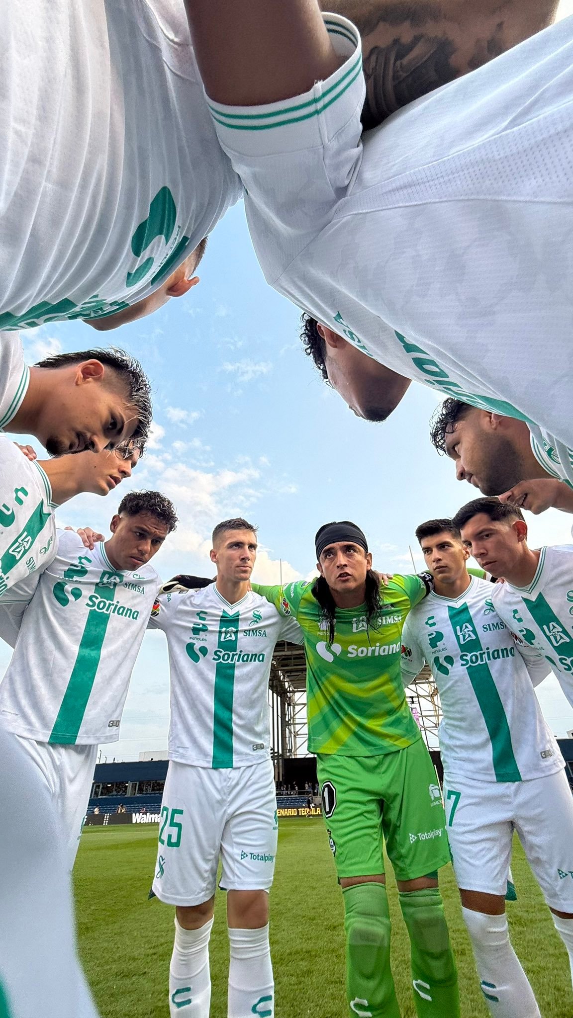 Jugadores de Santos Laguna se reúnen antes de un partido