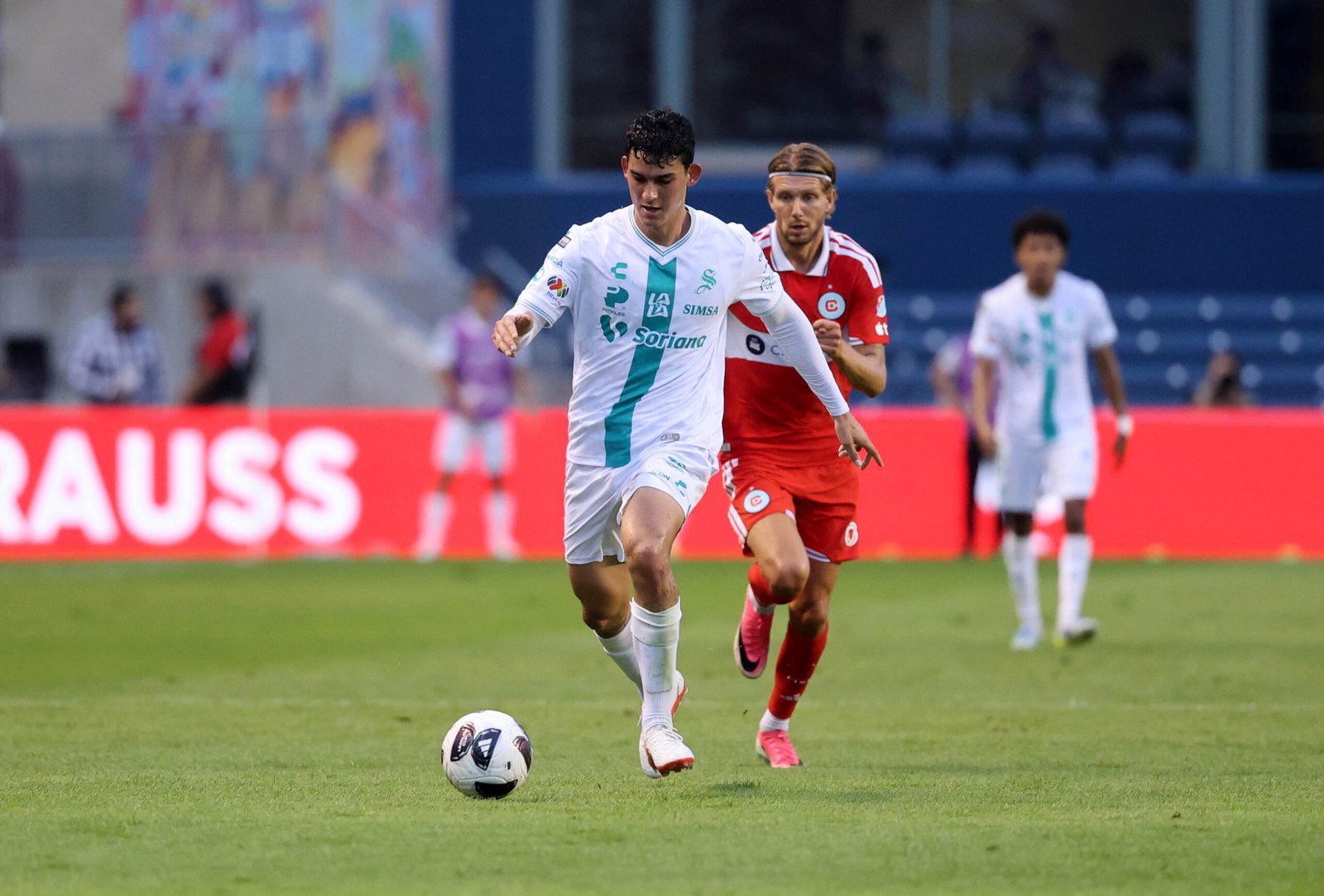 Jugador de Santos Laguna conduce el balón