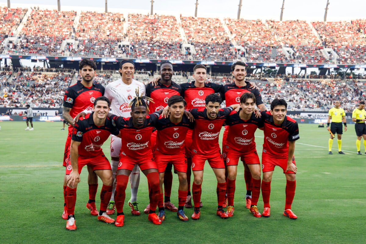 Xolos de Tijuana posa previo a un partido en el Estadio Caliente