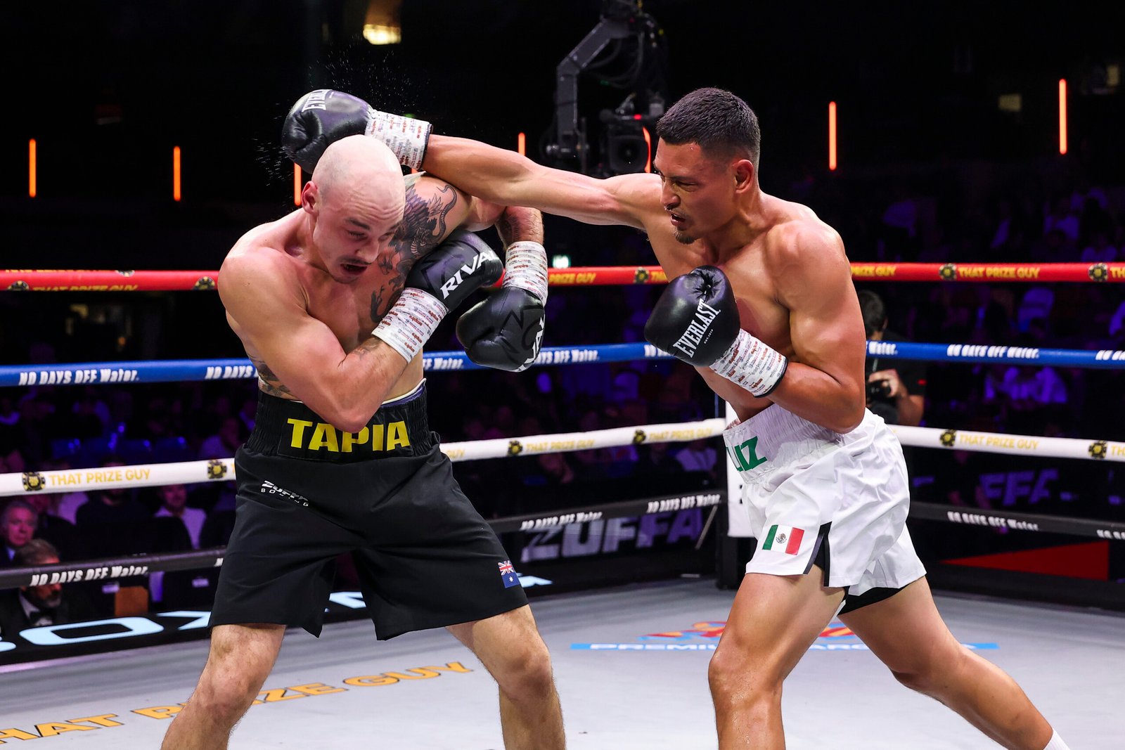 Leo Ruiz conecta un golpe a Cesar Mateo Tapia en Londres