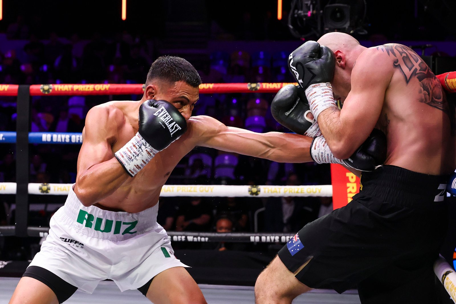 Leo Ruiz golpea a Cesar Mateo Tapia durante el combate en Londres