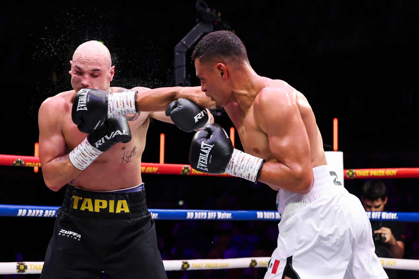 Leo Ruiz intercambia golpes con Cesar Mateo Tapia en Londres