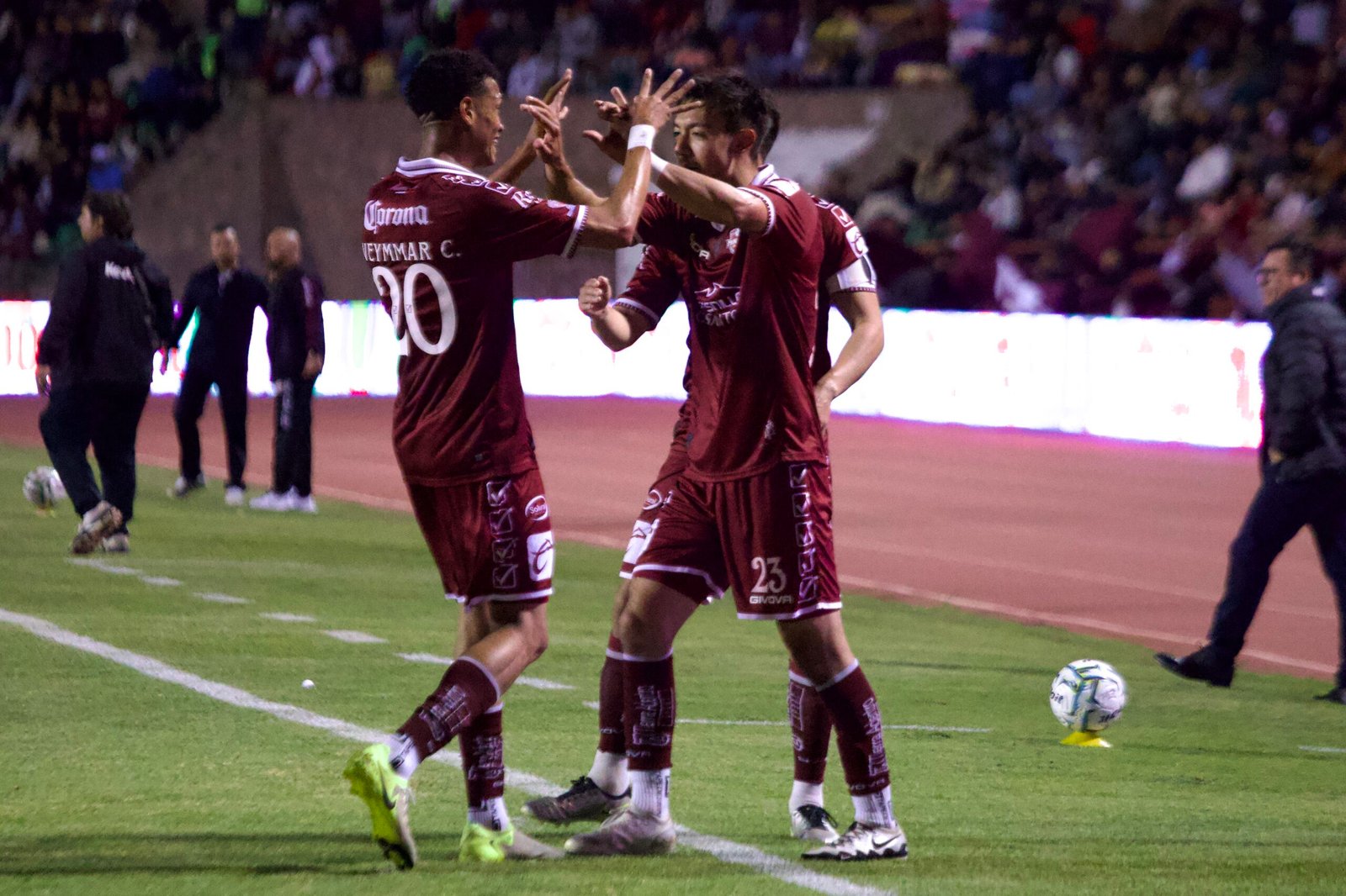 Jugadores de Mineros de Zacatecas celebran un gol ante Piratas de Veracruz