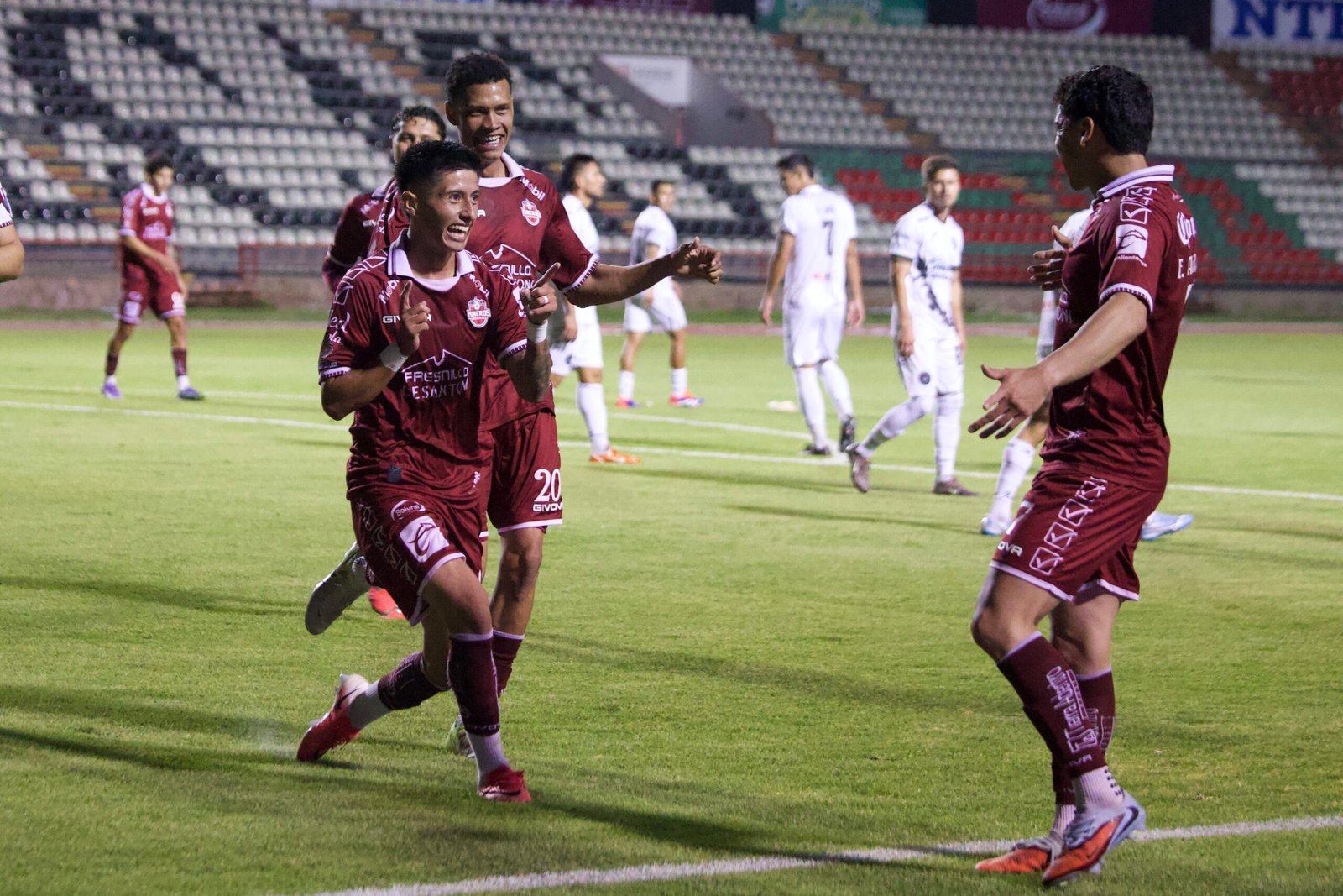Futbolistas de Mineros de Zacatecas festejan durante el partido ante Piratas