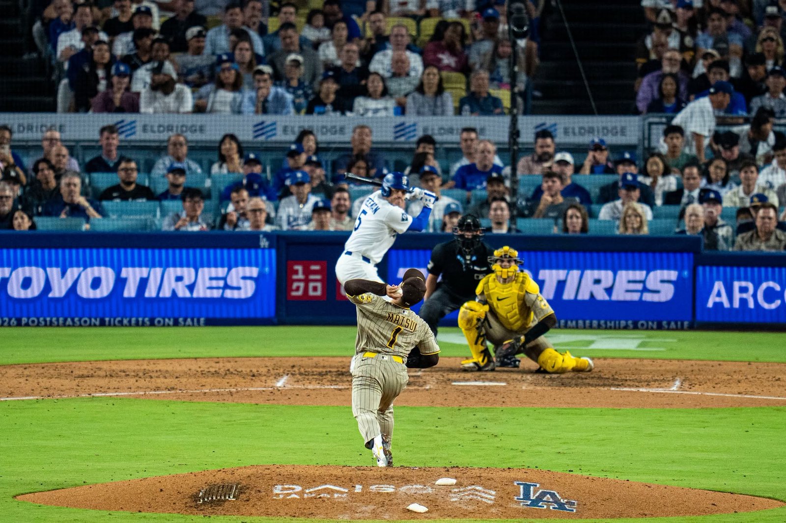 Yuki Matsui lanza para los Padres en Dodger Stadium