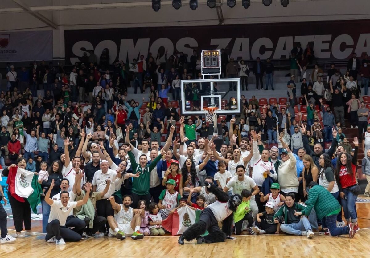 Los jugadores celebraron junto a la afición. 