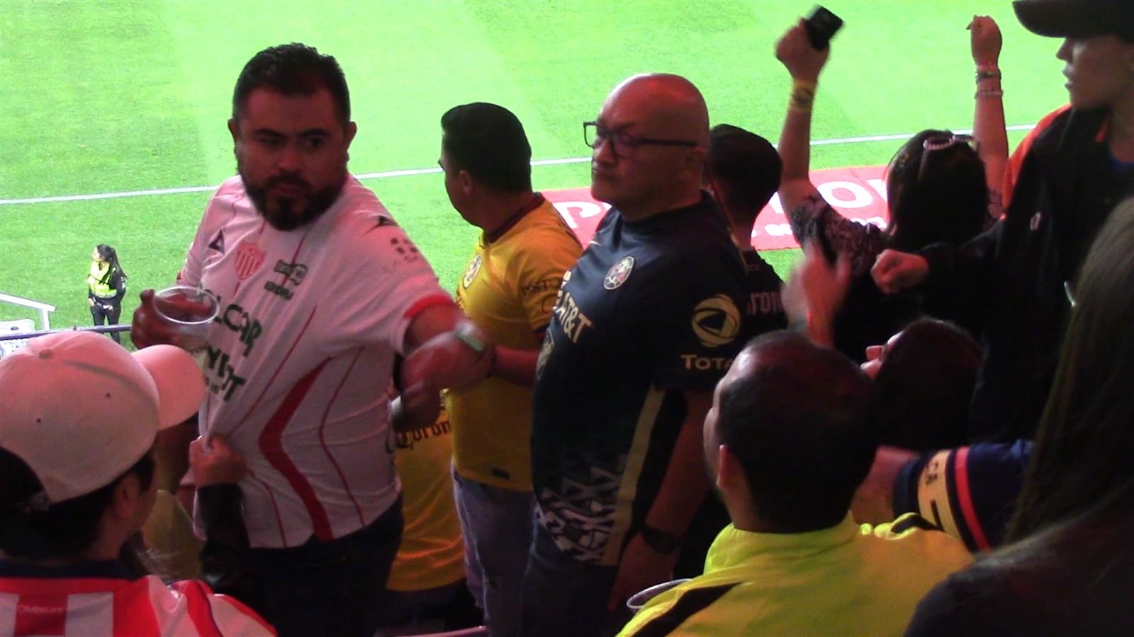 Liga MX: ¡Cazan y expulsan a aficionado del América!