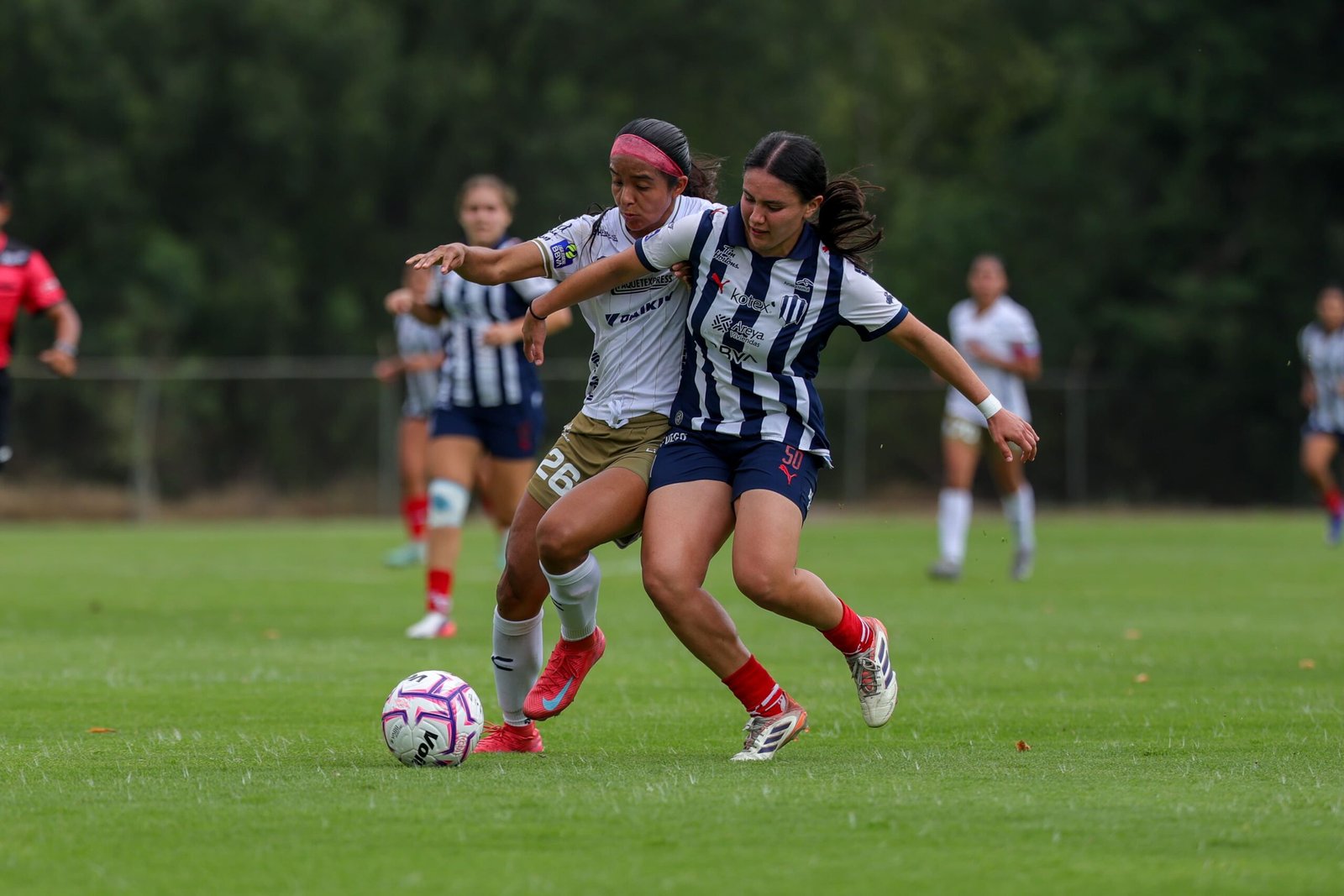 Jugadora de la Sub-19 Femenil del Atlético de San Luis disputa el balón ante Monterrey
