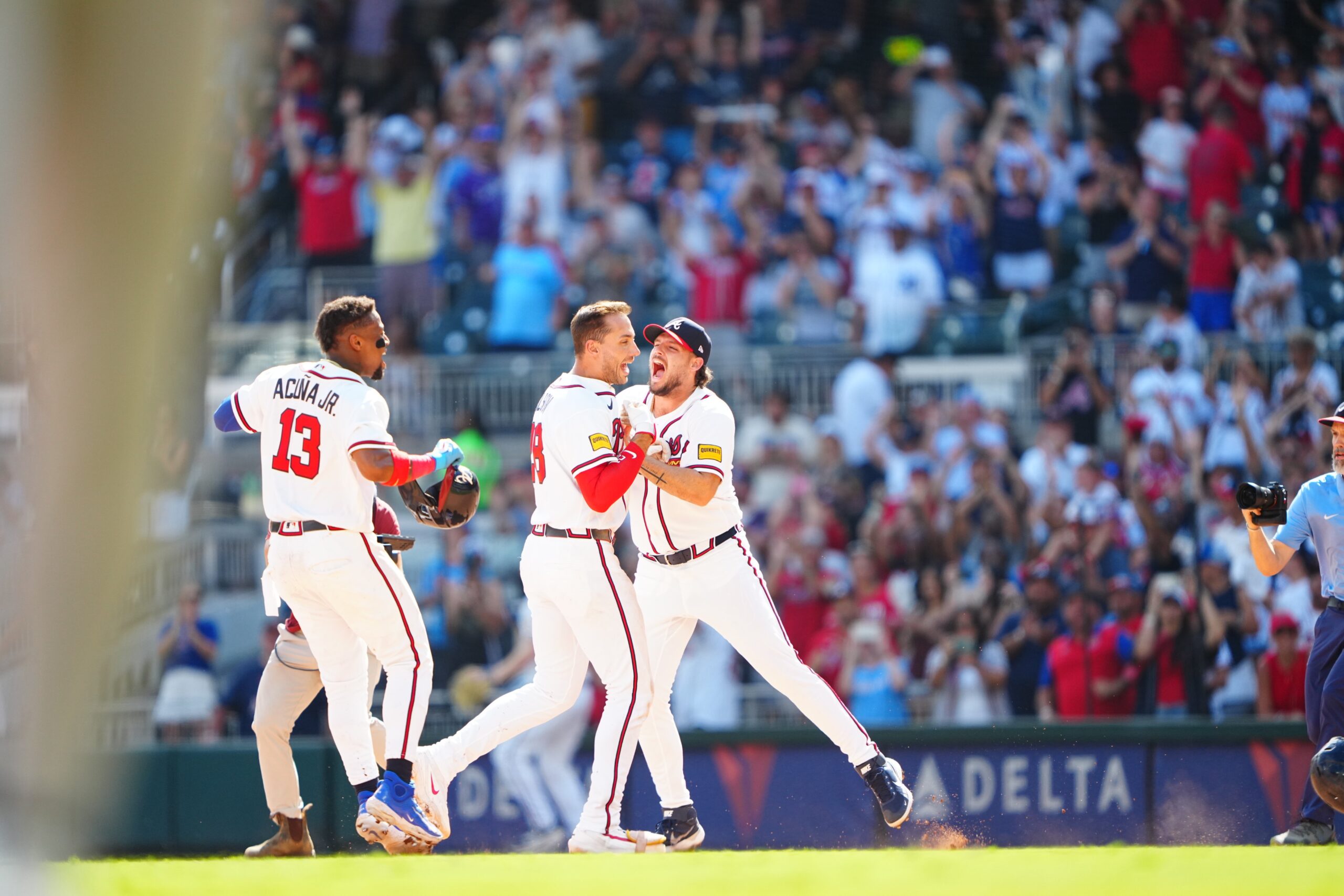 Jugadores de los Bravos celebran en Truist Park