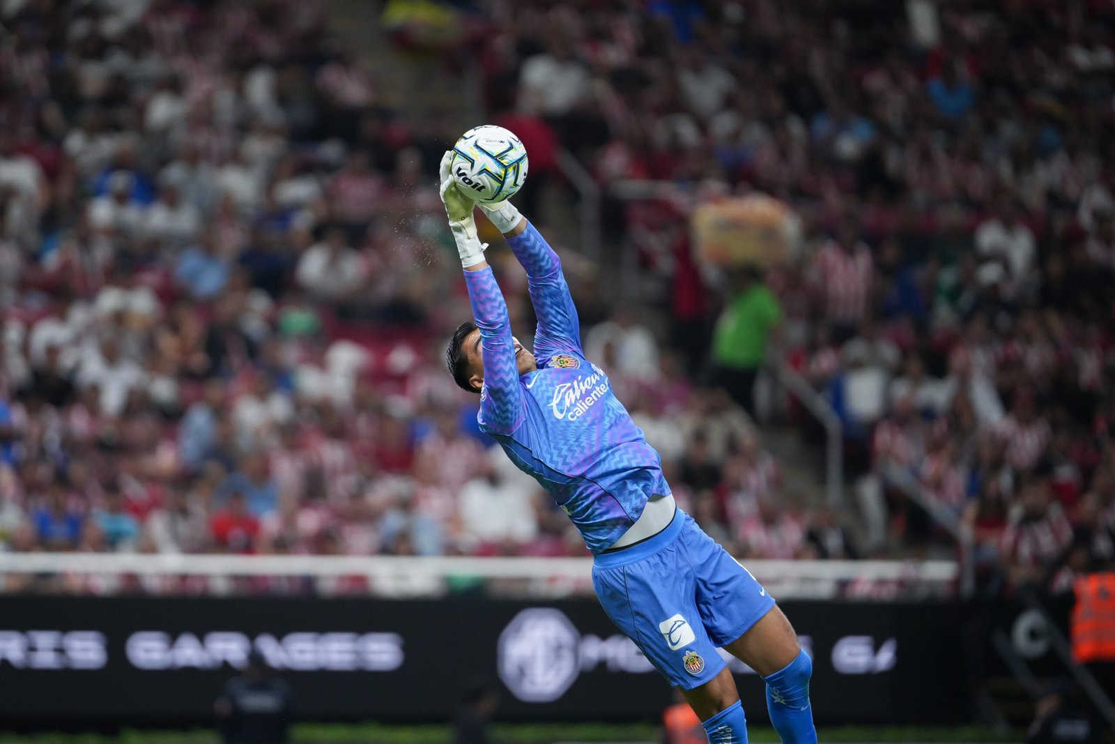 Portero de Chivas realiza una atajada previo al Clásico Nacional ante América