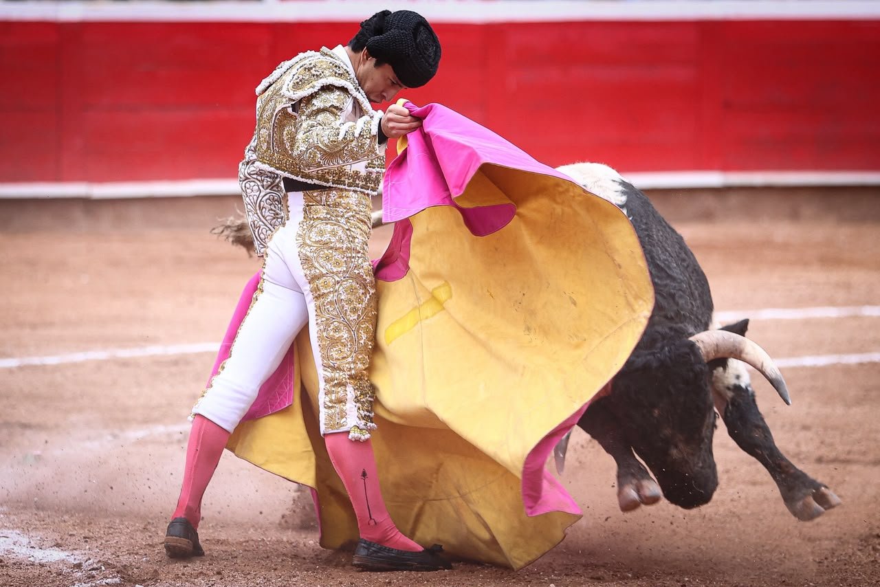 Torero durante un pase de muleta en la Monumental Zacatecas durante la FENAZA 2026