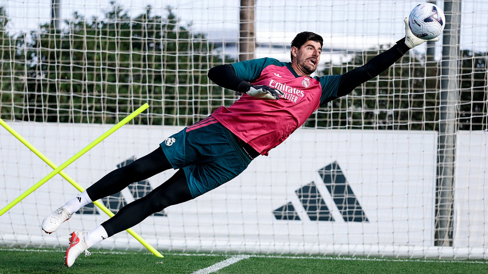 Portero del Real Madrid realiza una atajada en entrenamiento