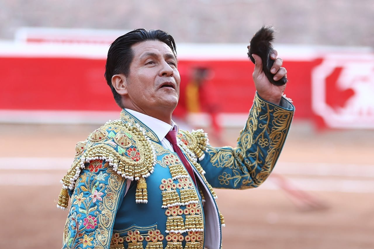 Uriel Moreno El Zapata muestra la oreja cortada en la Monumental Zacatecas