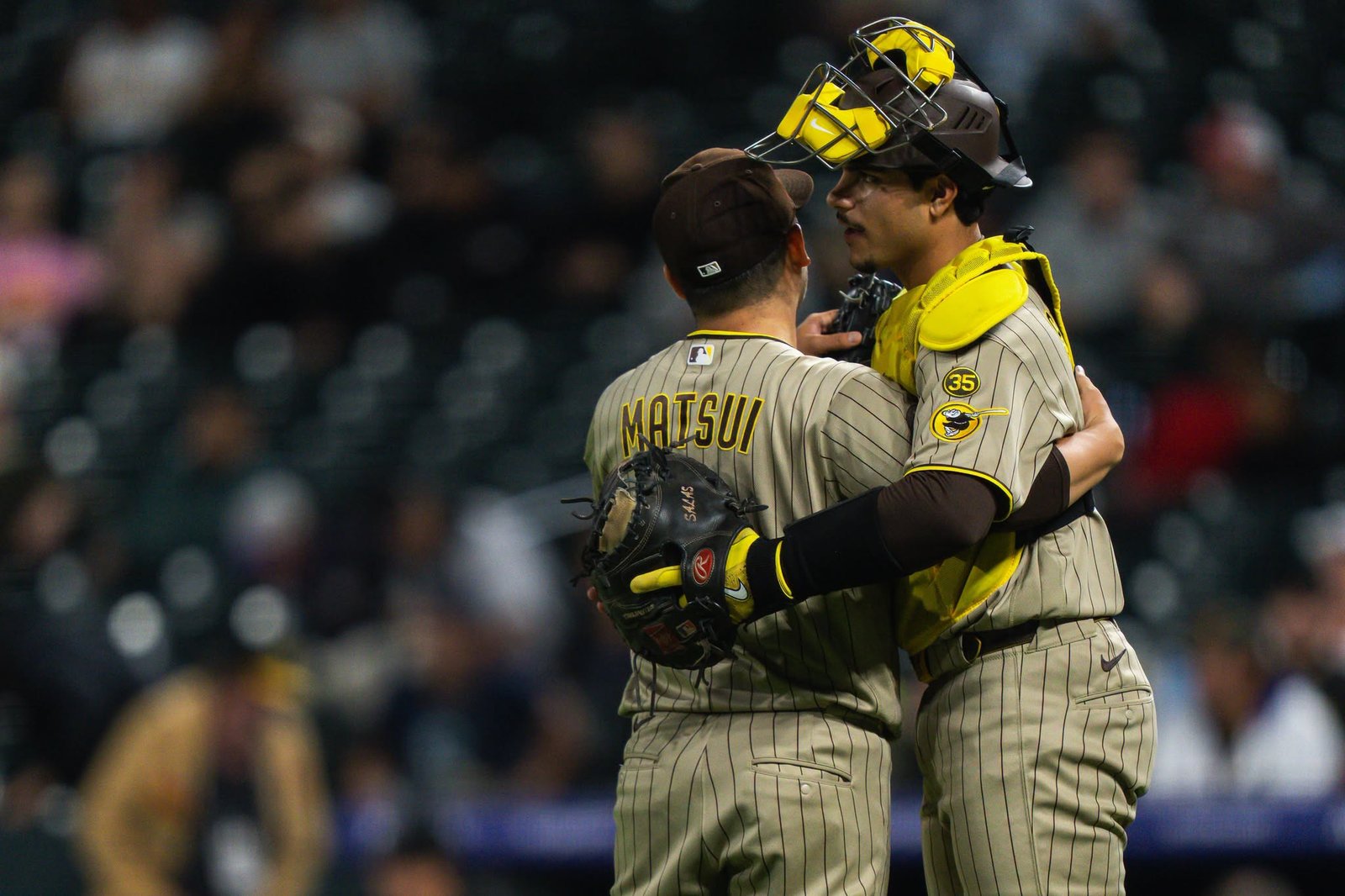 Ethan Salas abraza al pitcher de los Padres tras el triunfo ante Rockies