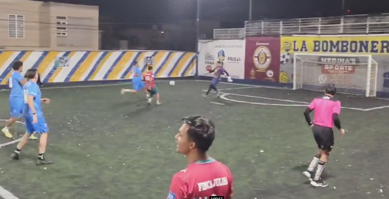 Acción de la final entre Finca Julisa y Equipo 604 en la cancha La Bombonera
