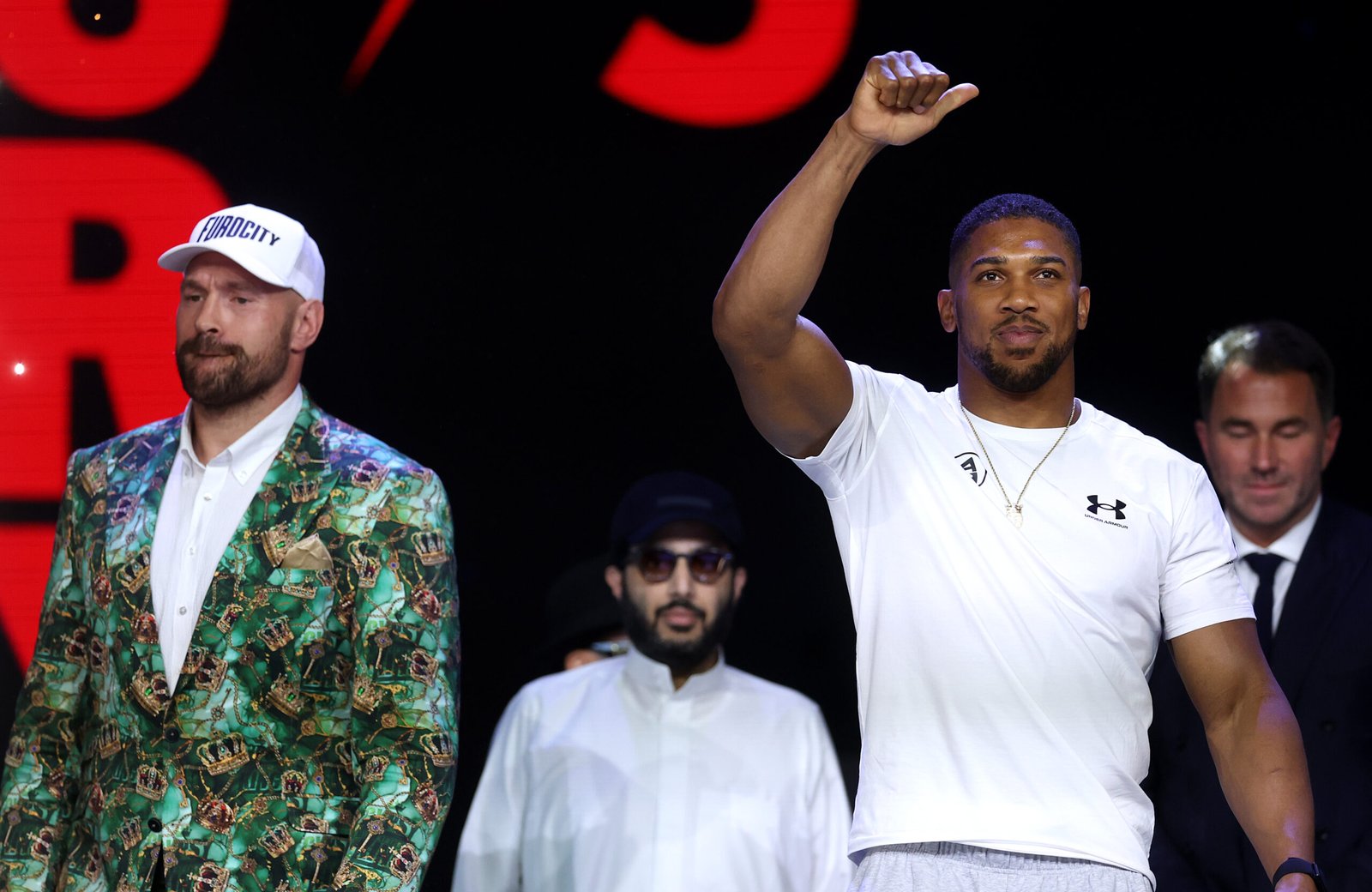 Anthony Joshua saluda al público en la conferencia de prensa ante Tyson Fury