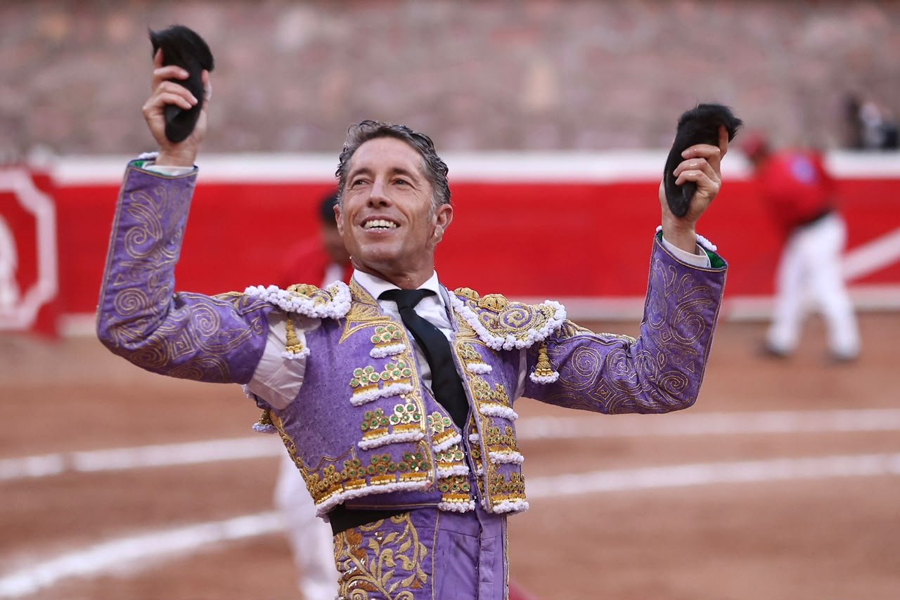Manuel Escribano muestra las orejas cortadas en la Monumental Zacatecas