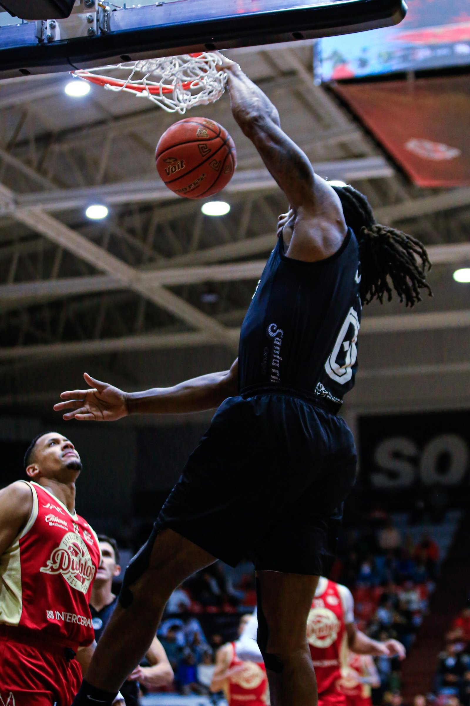 Jugador de Mineros de Zacatecas clava el balón en un partido reciente de la LNBP