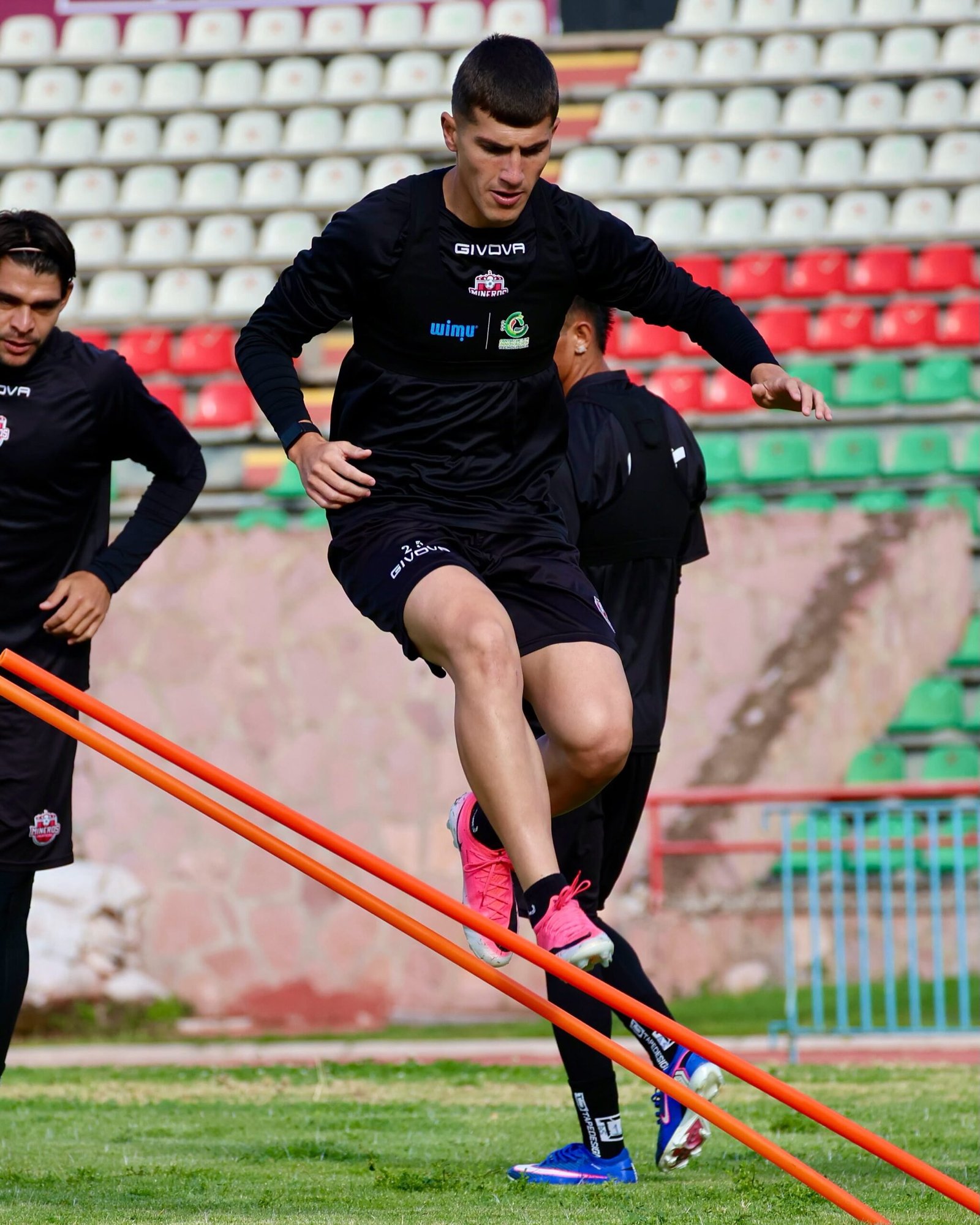 Jugador de Mineros durante entrenamiento previo al duelo ante Atlético Morelia