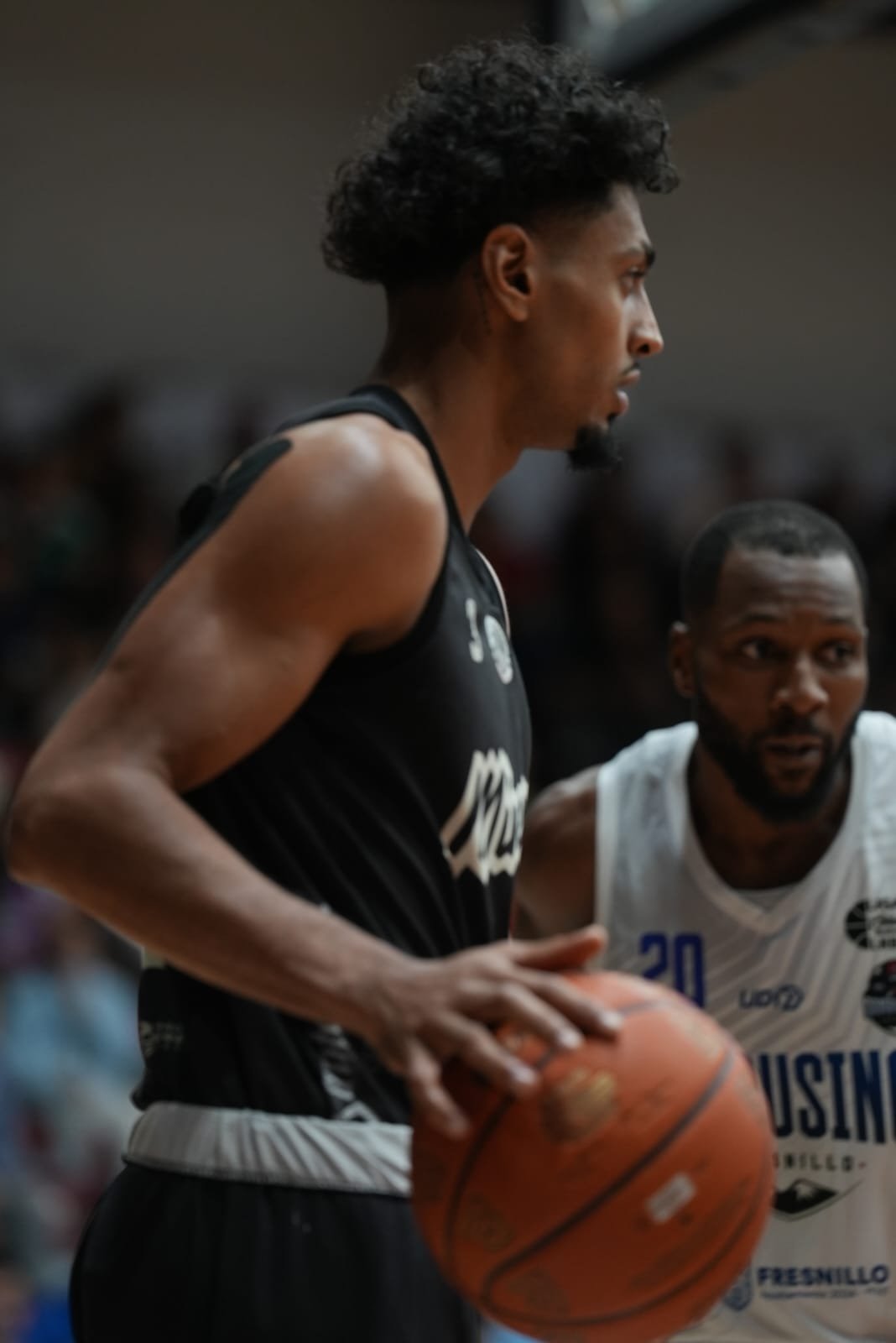 Jugadores de Mineros y Gambusinos disputan el balón en la LNBP
