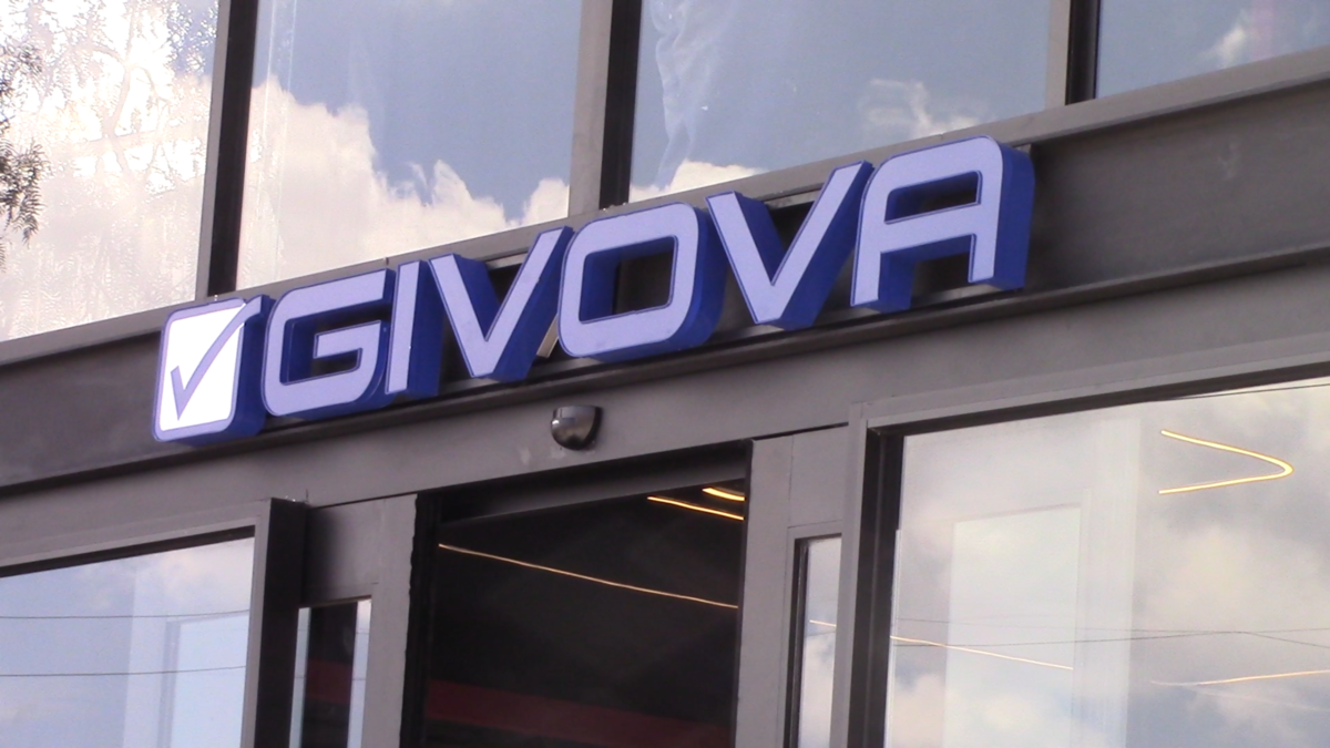 Logo de Givova en la fachada de Mineros Shop