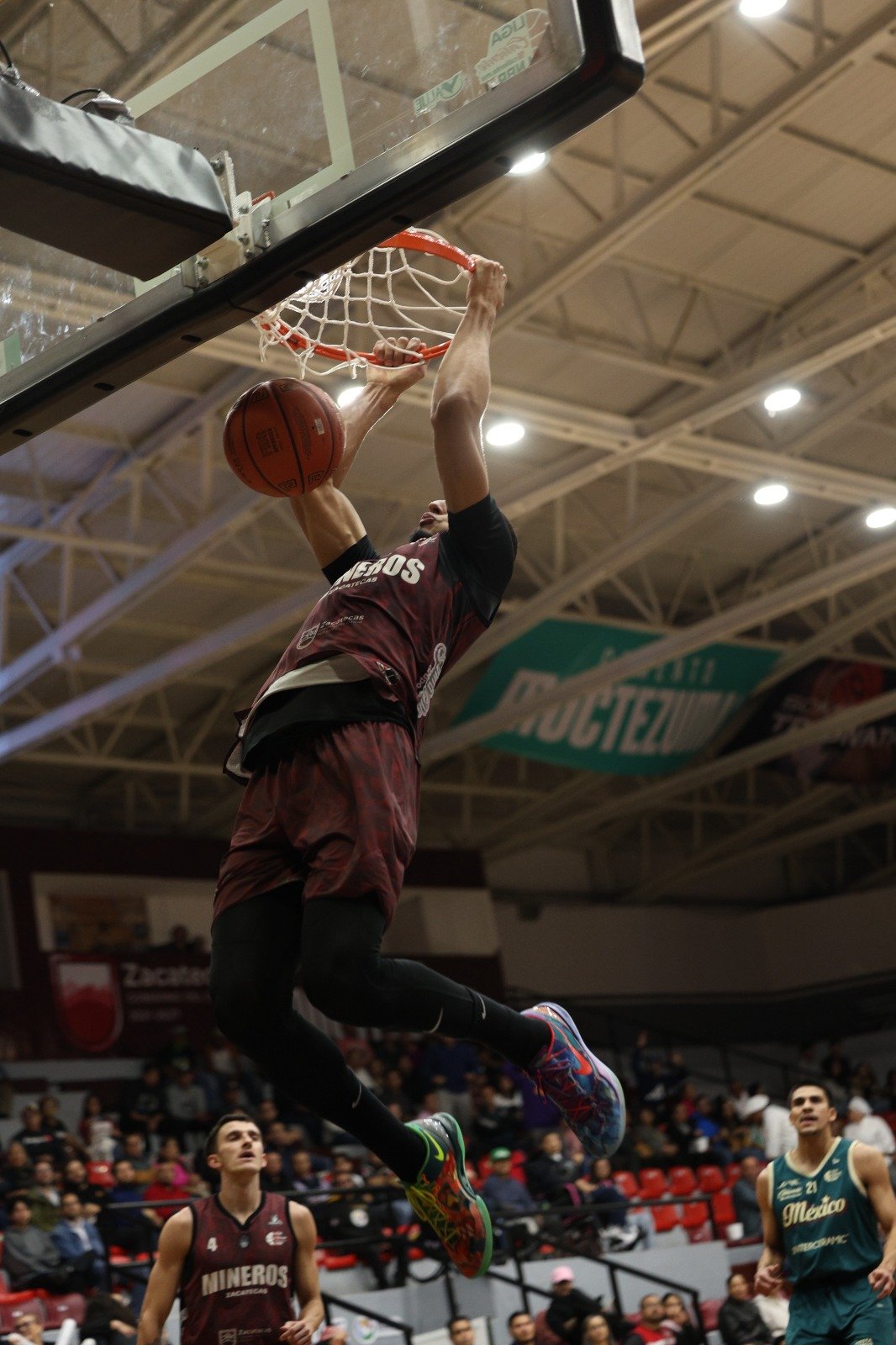 Jugador de los Mineros de Zacatecas remata con clavada ante Diablos Rojos en la LNBP