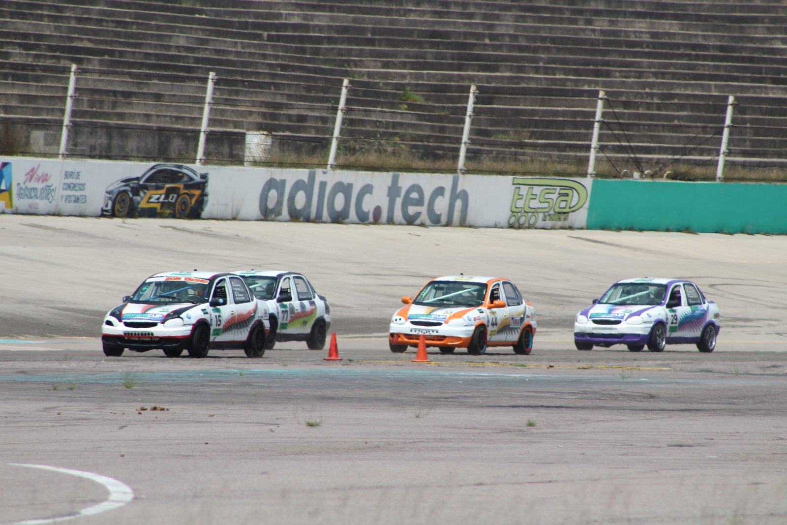 Autos de la Monza Cup compiten en el Óvalo Aguascalientes México