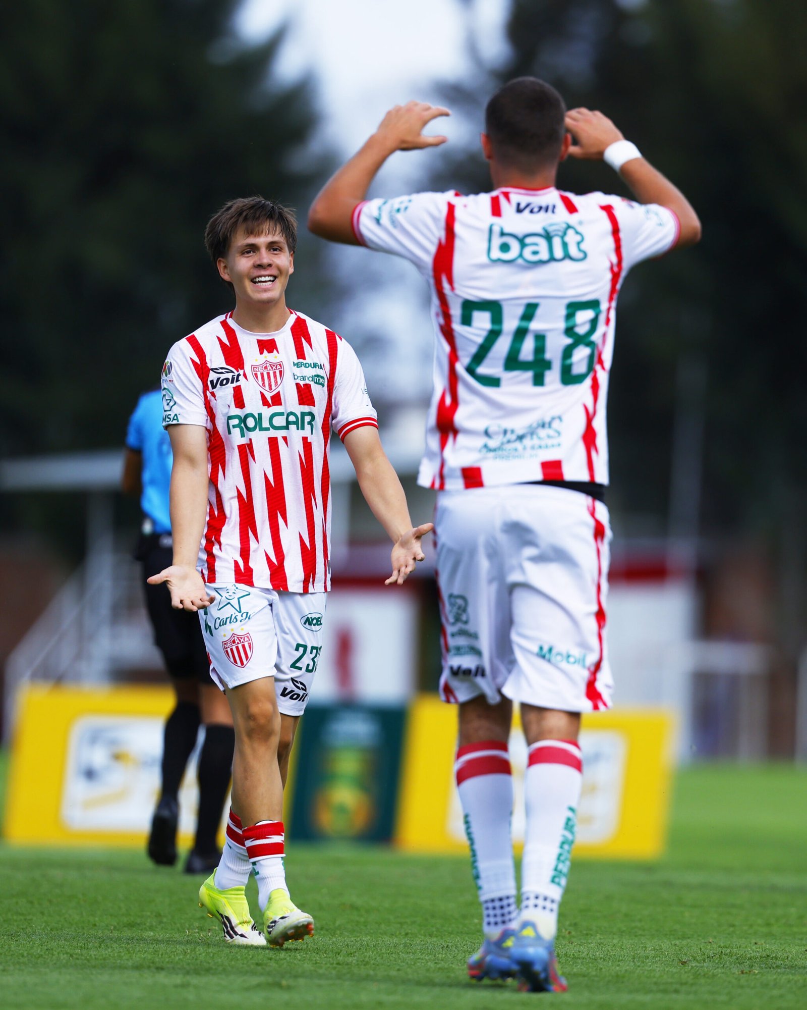 Jugadores juveniles de Necaxa celebran su triunfo ante Irapuato