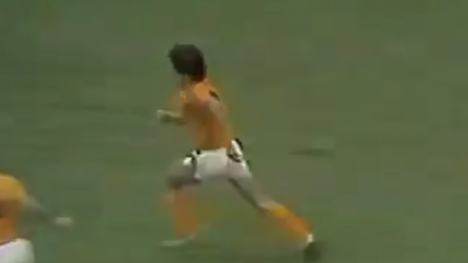 Jugador de la Ola Naranja celebra el título de 1977 en el Estadio Azteca
